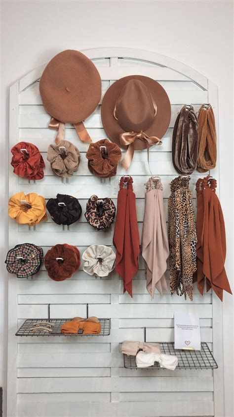 Ideas para organizar tus scrunchies y de paso decorar tu habitación Diy Hair Scrunchies, Clothing Store Interior, Store Design Boutique, Scrunchies Diy, Boutique Decor, Boutique Interior, Store Interior, Store Displays, Diy Hair Accessories