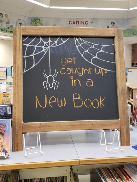 Church Library Ideas, Fall Library Decorations, Library Chalkboard Signs, Bookstore Signs, School Library Book Displays, Librarian Ideas, Halloween Library, Church Library, School Library Decor