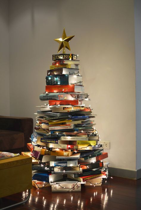 Christmas tree made out of books - Imgur Book Christmas Tree, Best Christmas Lights, Book Tree, Alternative Christmas, Alternative Christmas Tree, Black Christmas Trees, Noel Christmas, Diy Book, Diy Christmas Tree