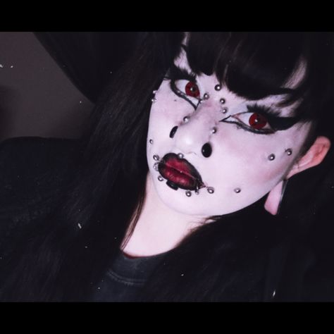 Goth Percinings, Heavily Pierced, Emo With Piercings, Goth With Piercings, Face Piercings, Face Chart, Goth Girl, Halloween Face, Face Makeup