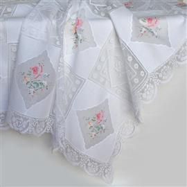 Tovaglie ricamate a mano: tovaglia in pizzo e copritavola ricamati | Ricami e Pizzi Crochet Lace Pattern, Embroidered Linen, Lace Pattern, Linen Tablecloth, Crochet Lace, Hand Embroidered, Hand Embroidery, Napkins, Embroidery