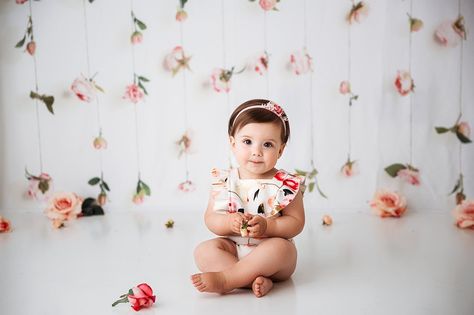 1st Birthday Flower Theme Photoshoot, 6 Month Flower Photoshoot, Cake Smash Flower Theme, Floral Cake Smash Photography, First Birthday Photo Shoot Ideas Studio, Mother Day Photoshoot, Mother Day Photoshoot Mini Sessions, Boho Mother, Easter Photoshoot