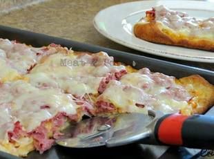 Reuben Pizza- made this with gluten free pizza crust and turkey....so good! Def a make again! Ruben Pizza, Reuben Pizza Recipe, Reuben Pizza, Pickle Appetizers, Corn Beef, Cheese Bake, Thousand Island, Thousand Island Dressing, Homemade Pickles