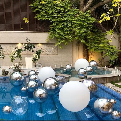 All White Pool Party Decorations, Black And White Pool Party, Disco Pool Party, Birthday Decor For Him, Pool Decorating Ideas, Ocean Party Decorations, Pool Cocktails, Pool Events, Black And White Balloons