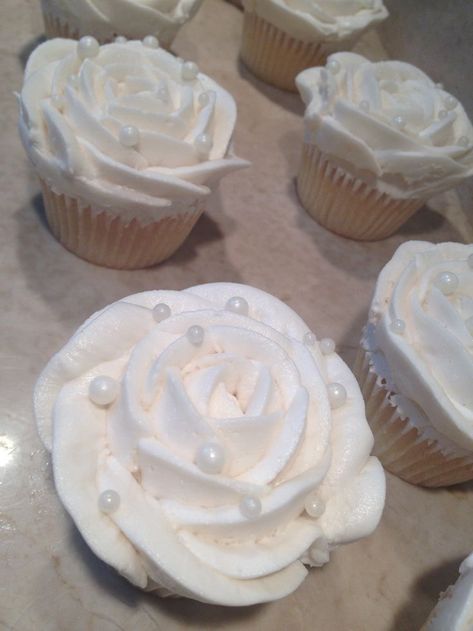 Pearl Cupcakes, Pearl Bridal Shower, Wedding Cake Pearls, Pearl Cake, Bridal Shower Inspo, White Bridal Shower, White Cupcakes, White Frosting, Bridal Shower Inspiration