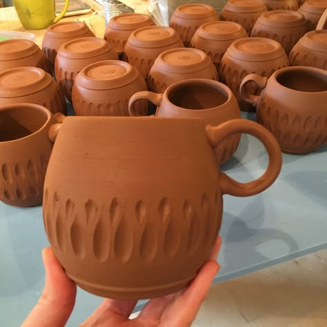 Carved Glazed Pottery, Red Clay Pottery Ideas, Red Clay Ceramics, Clay Carving Ideas, Carved Mugs, Pottery Carving Ideas, Terracotta Ideas, Carved Mug, Red Clay Pottery