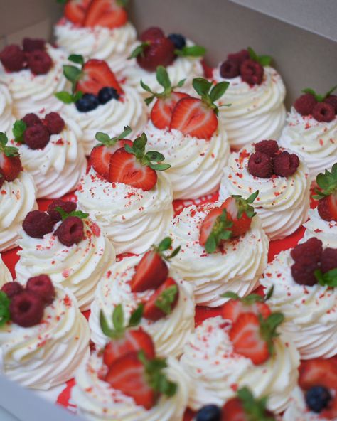 Mini Pavlovas🍓❤️ Pavlova Mini, Mini Pavlovas, Pavlova Dessert, Mini Pavlova, 18th Bday, Yummy Dessert, Bake Sale, Pavlova, Meringue