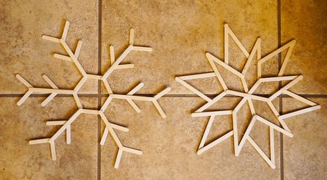 Popsicle Snowflakes, Diy Snowflake Decorations, Popsicle Stick Snowflake, Diy Popsicle, Snowflake Craft, Popsicle Crafts, Christmas Crafty, Snow Flakes Diy, Wooden Snowflakes