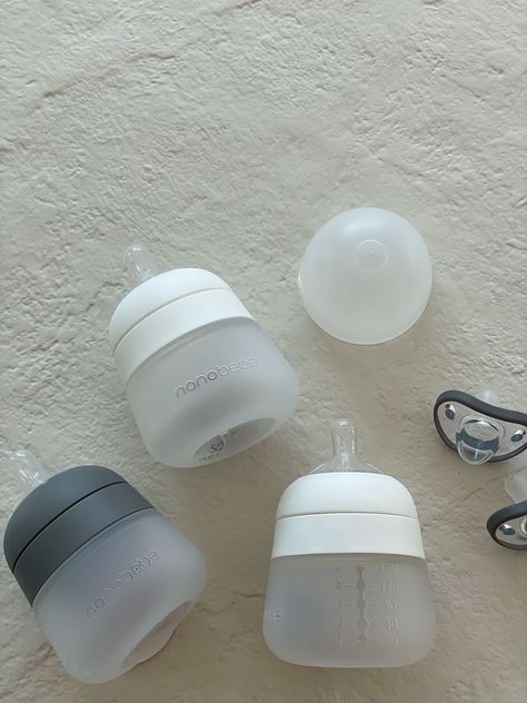 Best Bottles For Breastfed Babies, Baby Shopping Aesthetic, Baby Bottles Aesthetic, Baby Bottle Aesthetic, Feeding Bottles For Baby, Baby Things You Need Newborns, Baby Products Aesthetic, Baby Stuff Aesthetic, Baby Things Aesthetic