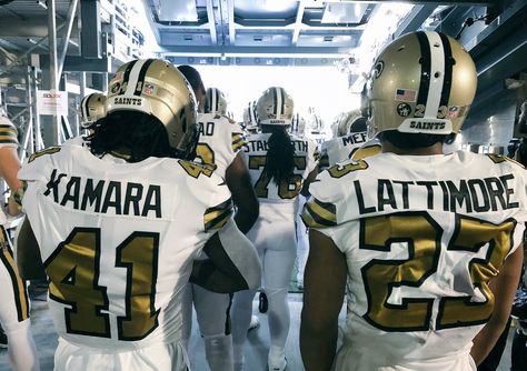 Nfl Saints, Nfl Football Helmets, Nfl Uniforms, Girls Football, New Orleans Saints Football, Nfl Photos, Body Building Men, Saints Football, Football Uniforms