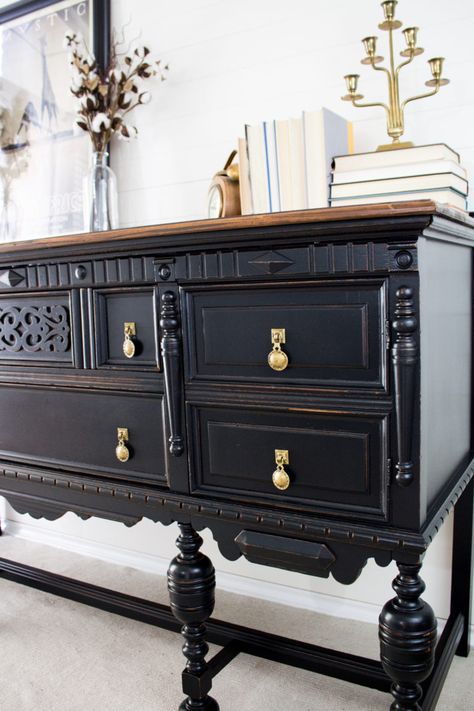 Black Chalk Paint Buffet, Buffet Painting Ideas, Redone Buffet, Black Chalk Painted Furniture, Black Vintage Furniture, Antique Buffet Makeover, Buffet Redo, Black Chalk Paint Furniture, Refinished Buffet