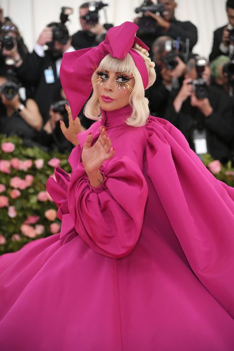 Lady Gaga in 1 of 4 outfits, which she revealed ahead of entering the Met Gala with a dramatic performance. Lady Gaga Red Carpet, Lady Gaga Met Gala, Lady Gaga Outfits, Lady Gaga Fashion, Met Gala Outfits, Lady Gaga Photos, Lady Gaga Pictures, Met Gala Red Carpet, Art Outfits