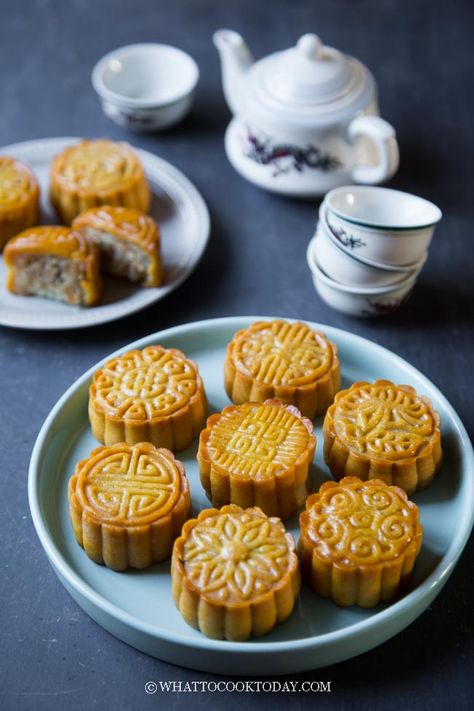 Easy Mooncake Recipe, Chinese Moon Cake, Mooncake Recipe, Baked Food, Moon Cakes, Sweet Red Bean, Chinese Dessert, Asian Desserts, Mooncake