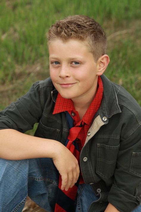 photograph: posing ideas for boys (recent high school senior session) - itsalwaysautumn - it's always autumn Diy Poster, Children Photography Poses, Boy Pictures, Boy Photography Poses, Boy Poses, Boy Photography, Family Posing, Posing Ideas, Portrait Poses