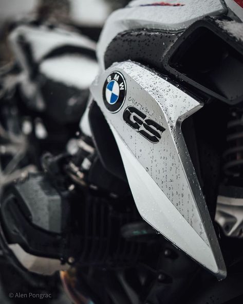 GS Riders United on Instagram: “BMW R1200GS ➖➖➖ Follow: @alen.pongrac ➖➖➖ #BMW #BMWmotorrad #BmwGS #R1200GS #R1200GSA #R1250GS #R1250GSA #F800GS #F800GSA #F850GS #F850GSA…” Bmw Gs310 Wallpaper, Gs 1200 Bmw, Moto Wallpapers, Bmw R1200rt, Bike Bmw, Bmw Girl, Bmw Motors, R Wallpaper, Motorcycle Wallpaper