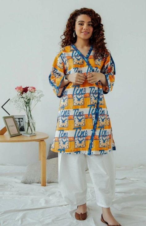 Dress Design Pakistani, Winter Tunic, Pakistani Kurta, Trendy Tunic, Indian Kurti, Women Cotton Dress, Designer Kurta, Dress Trendy, Pakistani Designer Suits