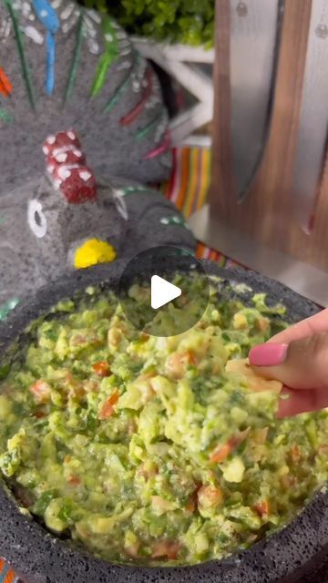 Guacamole Recipe Videos, Homemade Guacamole Recipe Easy, Guacamole Recipe Easy Homemade, Easy Guacamole Dip, Mexican Guacamole Recipe, Recipe Guacamole, Salty Cocina, Guacamole Dip Recipes, Simple Guacamole