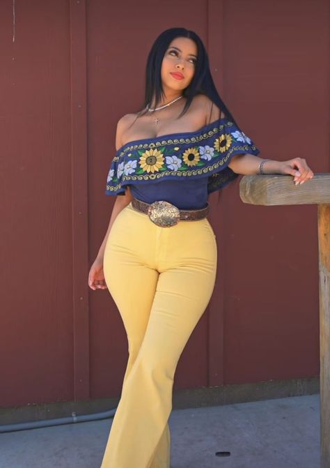 Picolandia Outfits, Mexican Woman Aesthetic, Vaquera Outfit Mexican Women, Ootd Vaquero, Baile Fits, Mexican Clothing Style, Cholas Outfit Fashion, Teenage Mom, Vaquera Fits