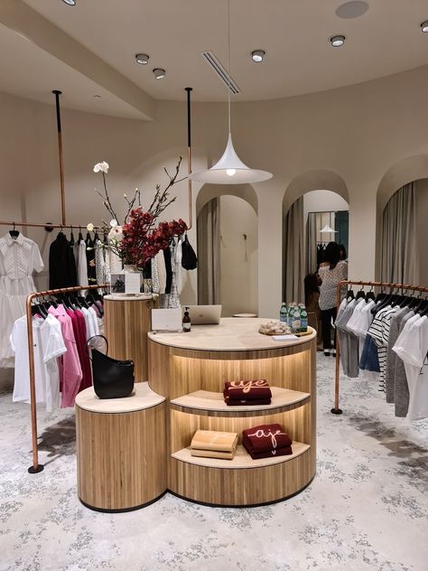 Retail Store Interior Design, Clothing Store Interior, Interior Design Student, Retail Fixtures, Clothing Store Design, Retail Interior Design, Store Design Boutique, Retail Store Interior, Showroom Interior Design