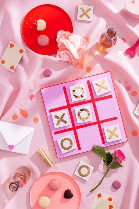 Celebrate LOVE with XOXO❣A Tic-Tac-Toe board perfect for a sweet game with your Valentine. See full tutorial on duckbrand.com. @theduckbrand Colorful Studio, Valentines Baking, Valentine Photo Shoot, Valentines Games, Oh Happy Day, Valentines Day Food, Design Presentation, Duck Tape, Valentine Photography