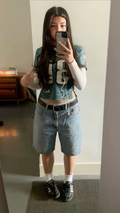 Summer Jorts Fits, Jorts Inspo Outfit, Sambas With Jorts Outfit, F1 Jersey Outfit, Jersey Concert Outfit, Outfits For Sambas, Cute Jorts Outfit, Styling Jerseys Outfit, Fits With Sambas