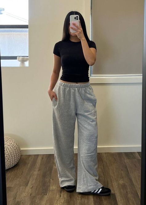 Black Top Outfit Aesthetic, Grey Sweatpants Outfit Women, Aesthetic Black Shirt, How To Style Grey Sweatpants, Sweatpants Outfit Women, Basic Top Outfit, Sweatpants Outfit Aesthetic, Styling Sweatpants, Wide Leg Sweatpants Outfit