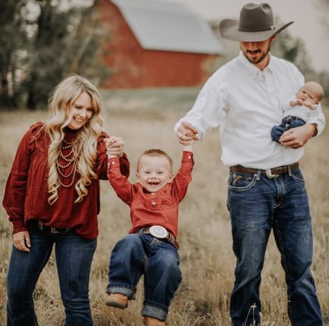 Western Family Pictures Outfits Winter, Western Chic Family Photos, Cute Western Family Pictures, Christmas Family Photos Western, Western Christmas Photoshoot Family, Family Photoshoot Country, Country Theme Family Photoshoot, Family Photoshoot Western, Cute Country Family Photos