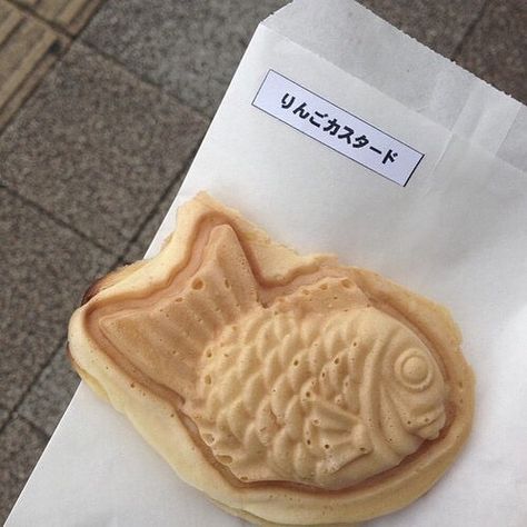 45 Likes, 1 Comments - 日本 ❤️ (@dailyjapanlove) on Instagram: “Taiyaki, Fish shaped cake/cookie-ish thing with flavored filling in the middle that you can choose…” Cream Aesthetic, Korean Aesthetic, Mystic Messenger, Croquettes, Beignets, Pretty Food, Cute Food, Japanese Food, Aesthetic Food