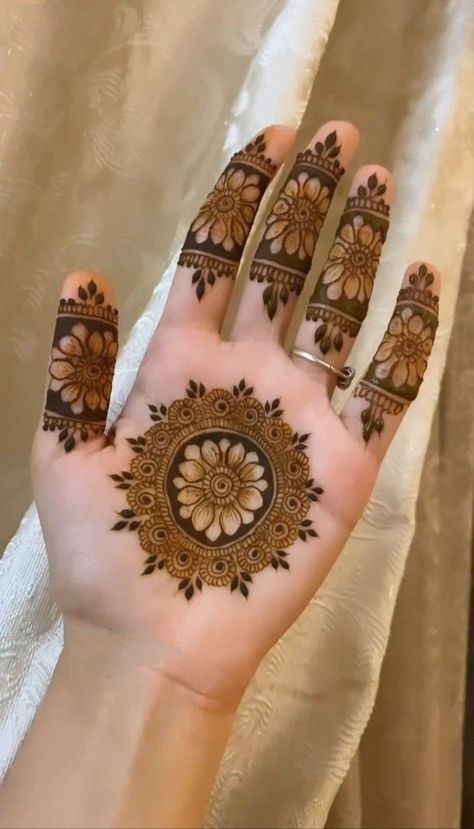 Front Mehndi Design, Finger Henna Designs, Latest Henna Designs, Very Simple Mehndi Designs, Simple Mehndi Designs Fingers, Henna Tattoo Designs Simple, Mehndi Designs Front Hand, Latest Simple Mehndi Designs, Circle Mehndi Designs