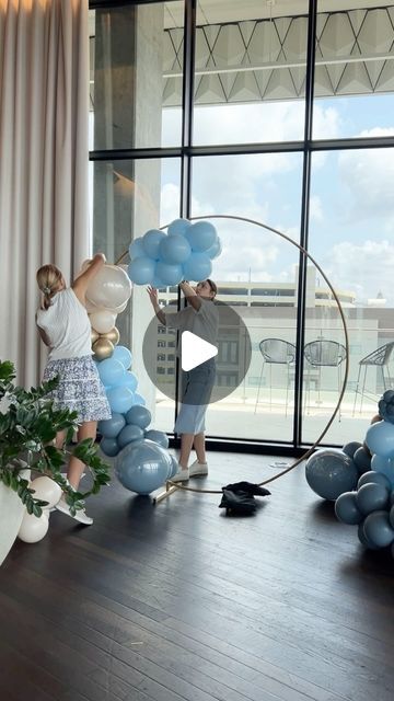 Balloon Arch Ring Ideas, Balloon Circle Stand, Balloon Stand Ideas Birthday Parties, How To Put Balloons On Circle Arch, Circle Balloon Arch Ideas, Round Balloon Arch Ideas, Balloon Backdrop Ideas Diy, How To Make A Balloon Arch Diy Easy, How To Decorate With Balloons