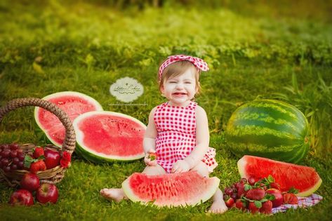 Smash Fruit  #Baby #smashfruit #photossmash  www.leticiapinheiro.com.br Watermelon Baby, Baby Fruit, Fruit Picture, Watermelon Birthday, Happy Pictures, Foto Baby, Toddler Play, Foto Poses, Birthday Pictures