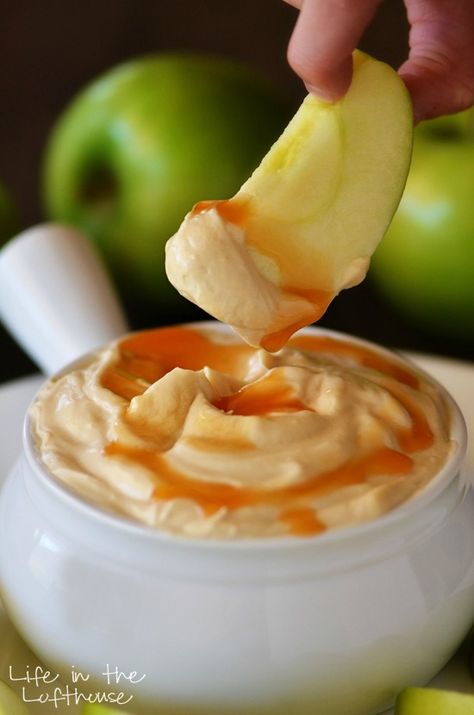 Caramel Apple Dip! This creamy dip whips up in minutes, and tastes just like the classic caramel apples we all love! Caramel Apple Dip, Sweet Dips, Apple Dip, Dessert Dips, Caramel Apple, Yummy Sweets, Fruit Desserts, Apple Recipes, Caramel Apples