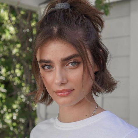 Chin Length Hair Curly Short Wavy Hairstyles, Bob With Bandana, Hairstyles On Bob Hair, Womens Very Short Haircut, Bob Hairstyles Accessories, Short Hair Bangs Square Face, Celebrities With Bobs, Short Hair With Middle Part, Messy Bob Hairstyles For Thick Hair