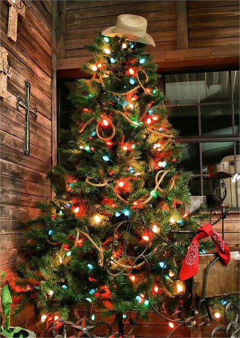 western-christmas-tree Western Christmas Tree, Texas Christmas, Cowboy Christmas, 12 December, Cool Christmas Trees, Western Christmas, Rustic Christmas Tree, Theme Color, Primitive Christmas