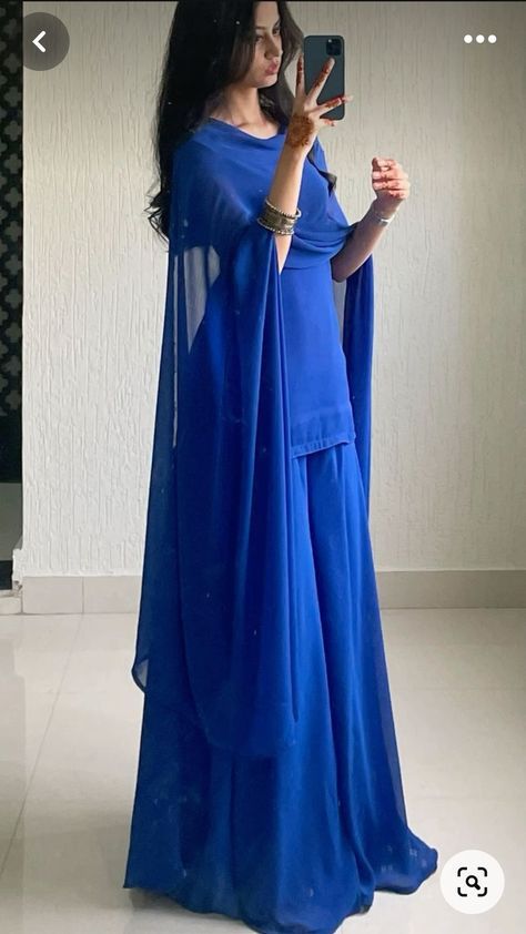 Desi Dress, Trendy Outfits Indian, Traditional Indian Dress, Desi Fashion Casual, Casual Indian Fashion, Pakistani Fancy Dresses, Indian Dresses Traditional, Traditional Indian Outfits, Simple Pakistani Dresses