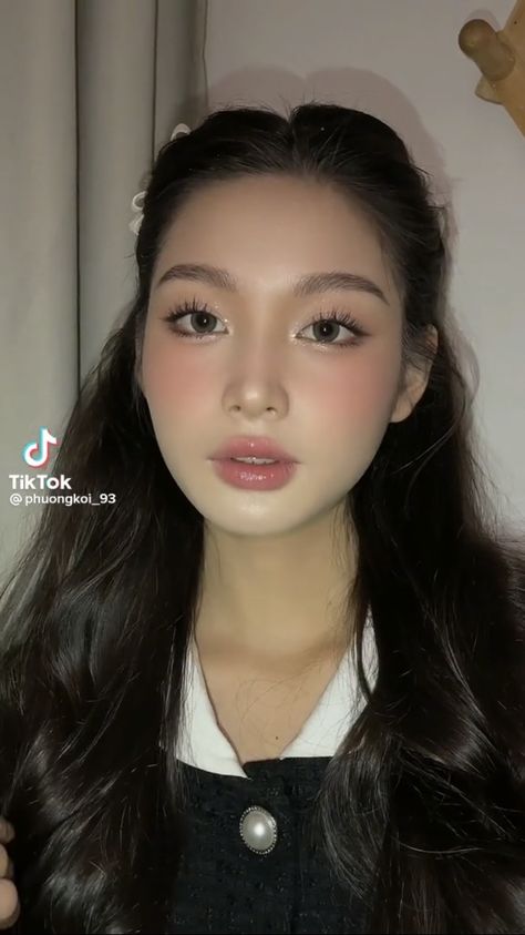 Korean Soft Makeup, Neutral Tone Makeup, Makeup For Round Face, K Hairstyles, Seoul Wallpaper, Prom Makeup Look, Makeup For Round Eyes, Soft Makeup Look, Grad Makeup