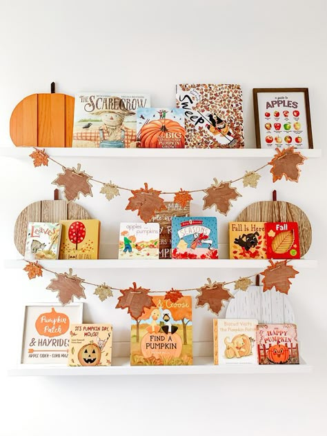 Vintage Wall Art Ideas, Fall Books For Kids, Bookshelf Decor Ideas, Holiday Bookshelves, Fall Bookshelf, Kids Book Shelf, Home Accessories Ideas, Fall Books, Kids Bookshelf