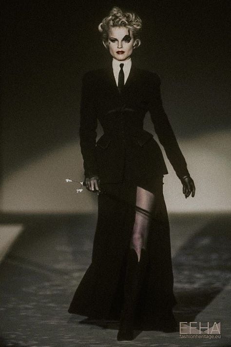 90s Blazer Fashion, High Fashion Goth, Gothic High Fashion, Thierry Mugler Haute Couture, Haute Goth, Mugler 90s, Runway Fashion Couture, Looks Street Style, Thierry Mugler