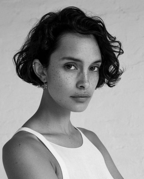 Hair Inspo Haircut, Autumn Hairstyles, Bw Portrait, Ulzzang Hair, Haircut Inspo, Autumn Hair, French Bob, Short Curly Haircuts, Super Short Hair