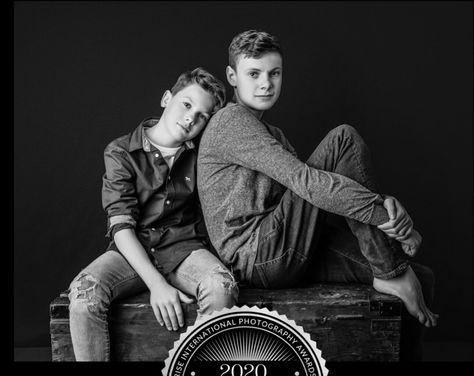 Teenage Brother Photoshoot, Brothers And Sister Photo Ideas, Brothers Picture Ideas, Siblings Photoshoot Ideas, Older Sibling Photos, Brother And Sister Photo, Brother Sister Poses, Sibling Photography Poses, Brothers Photography