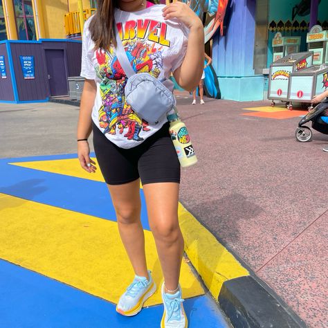 Universal Outfits Summer, Islands Of Adventure Outfit, Mom Outfits For Universal Studios, Comfy Theme Park Outfit Summer, Universal Orlando Outfit Summer, Islands Of Adventure Orlando Outfit, Universal Studios Outfit Ideas Summer, Orlando Vacation Outfits, Legoland Outfit For Women