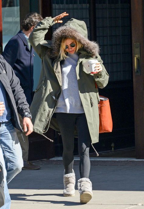 Check out #SiennaMiller rocking our iconic Eskimo boots last month in #NewYork! Shop here: http://www.mousale.com/mou-eskimo-short-boots/11-mou-eskimo-short-boots-women-cuoio.html Mou Boots Outfit, Oregon Style, Mou Boots, Look Hippie, Uggs Outfit, Sienna Miller, Winter Walk, Autumn Clothes, Natural Fibres