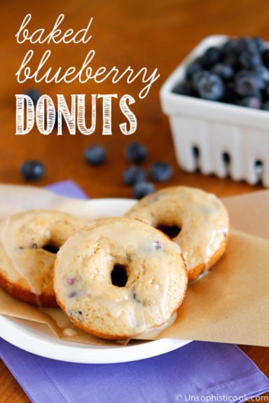 Baked Blueberry Donuts -- these baked donuts filled with fresh blueberries are sure to become a go-to favorite for Sunday brunch! Protein Donuts Recipe, Office Treats, Donut Filling, Blueberry Donuts, Protein Donuts, Blueberry Banana Bread, Donut Party, Baked Donuts, Donut Recipes