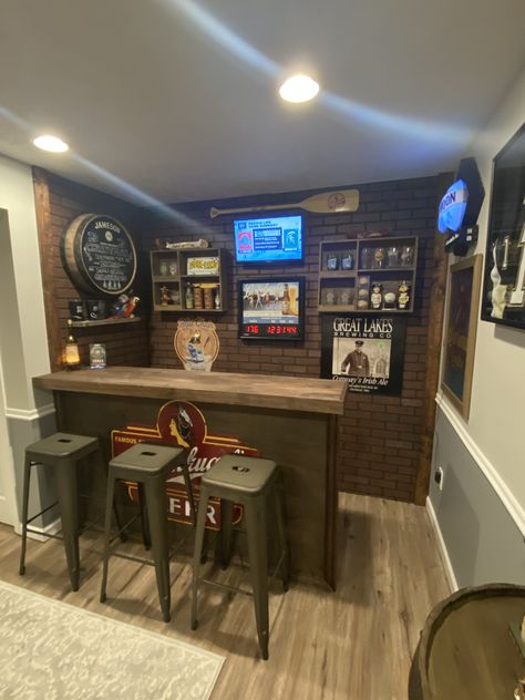 Mini Bar Garage, Basement Sports Bar Ideas Man Cave, Pub Interior Design Modern, Wooden Bar Ideas For Home, Home Sports Bar Ideas, Ideas De Mini Bar, Basement Sports Bar, Garage Bar Ideas, Pub Interior Design