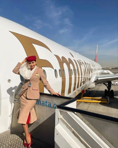 Emirates Airline Cabin Crew, Cabin Crew Jobs, Become A Flight Attendant, Emirates Flights, Emirates Cabin Crew, Airline Cabin Crew, Emirates Airline, Flight Attendant Life, Profile Pictures Instagram