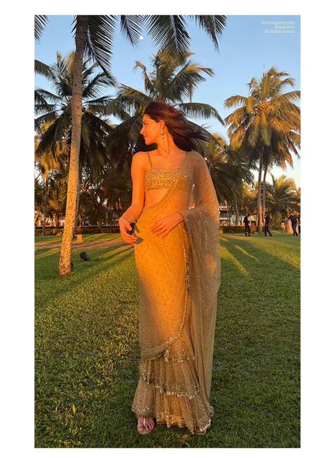 Engagement Dress Inspiration, Ananya Pandey Saree, Sarees Aesthetic, Grad Saree, Wedding Guest Saree, Farewell Sarees, Desi Fits, Mom Daughter Outfits, Wedding Dresses Indian