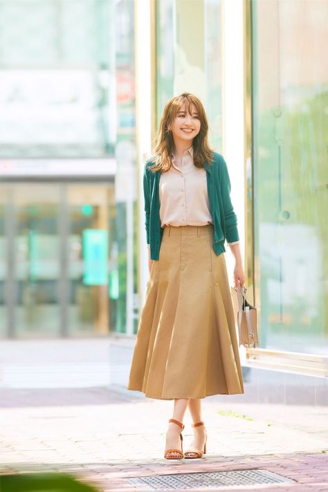 Uniqlo Women Outfit Work, Uniqlo Skirt Outfit, Autumn Outfit Women, Uniqlo Skirt, Uniqlo Women Outfit, Uniqlo Dress, Color Combos Outfit, Office Fashion Women, Uniqlo Women