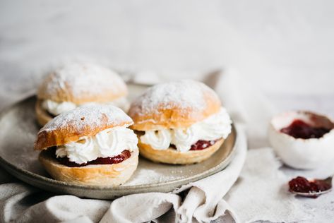 Devonshire Splits, White Bread Recipes, Home Made Jam, Cream Bun, Scones Recipe Easy, Scones Easy, Sweet Buns, Easy Oven, Homemade Jam