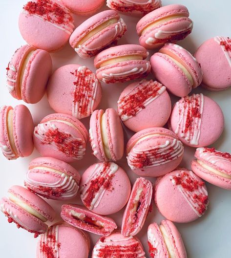 #sweets #desserts #sobremesa #doces Macaroons Cookies, Macaron Decoration, Cheesecake Macarons, Chocolate Strawberry Cheesecake, Pink Macarons, Macarons Macaroons, Macaroon Cookies, White Chocolate Strawberries, Pink Desserts