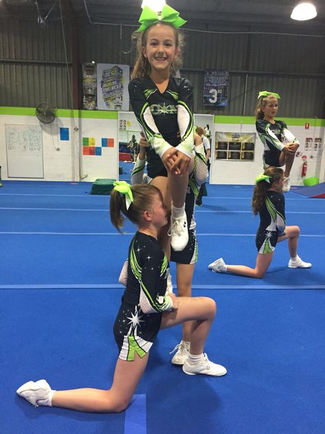 Cheer Formations, Easy Cheer Stunts, Peewee Cheer, Cheer Pyramids, Kids Cheerleading, Kids Cheering, Cheerleading Stunt, Cheer Camp, Cheer Picture Poses